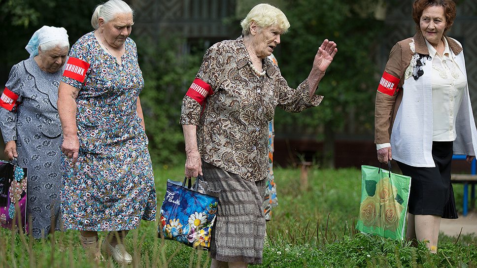 "За мной, девушки!" 88-летняя Пелагея Трусова (в центре) ведет отряд к самому злачному месту района: к пустырю за домом N 19 по ул. Ольговской