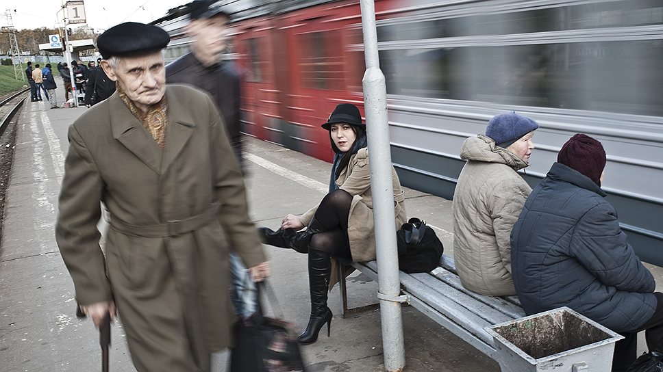 Железная дорога — это артерия, соединяющая Бирюлево с московским "материком". В ожидании электрички обсуждаются самые важные новости: бабушки и дедушки сочувствуют внукам, задержанным за погромы полицией