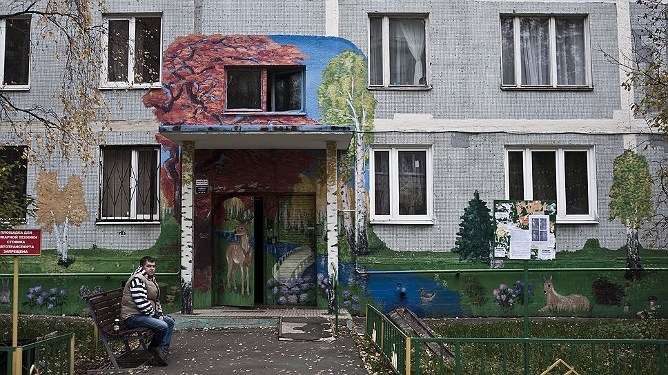 Район сложно благоустроить, поэтому его приукрашивают. Рисуют картинки на серых подъездах, посыпают цветной галькой и опилками осеннюю землю