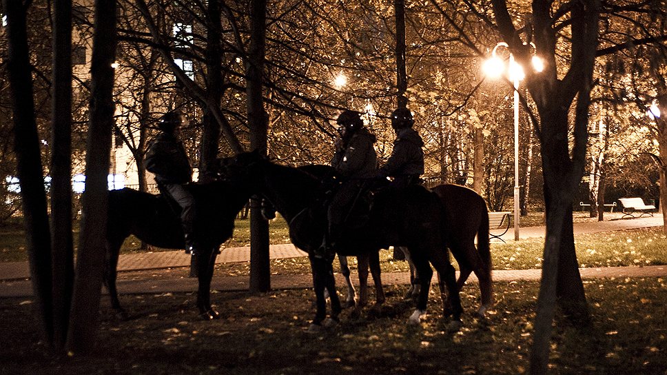 После погромов в районе будто сменились декорации. На парковой аллее, где по ночам традиционно "тусили" представители местных диаспор, теперь цокают копытами конные патрули