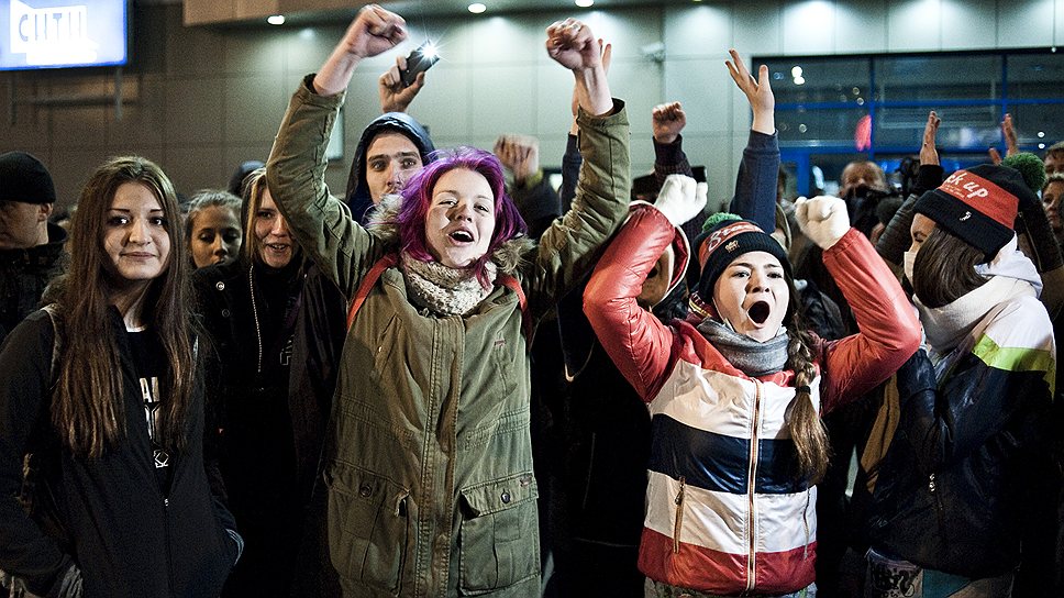Постепенно к протестам подключились все — от пенсионеров до детей. Возле ближайшего метро "Пражская" собирались совсем еще молодые ребята — перекрывать проезжую часть за русскую нацию