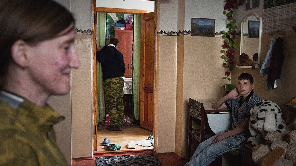 Некоторые молодые опекаемые прямо в центре, создали семейные пары