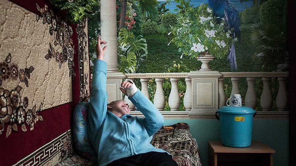 Маша разговаривает с цветами. Она мечтает об орхидеях, которых никогда не видела