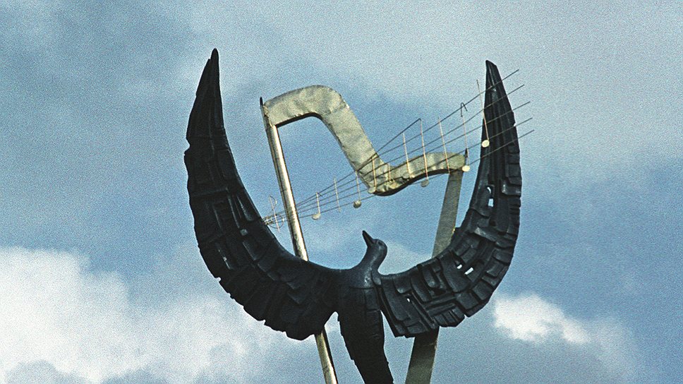Синяя птица — символ на крыше театра