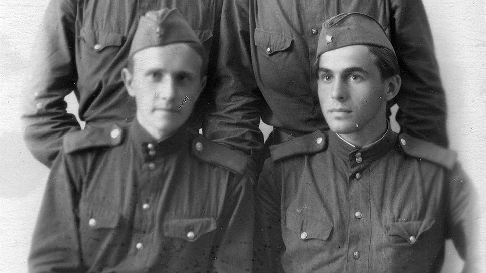 Армейские товарищи. Стоят (слева направо): Владимир Леменев, ныне профессор, доктор медицинских наук, создатель клиники сосудистой хирургии в Институте скорой помощи им. Склифосовского, Валентин Шток, ныне доктор медицинских наук, профессор Центра экстрапирамидных заболеваний нервной системы. Сидят (слева направо): Олег Иванов, ныне профессор, доктор медицинских наук, заведующий кафедрой кожных и венерических болезней Московской медицинской академии им. И.М. Сеченова, Александр Коновалов 