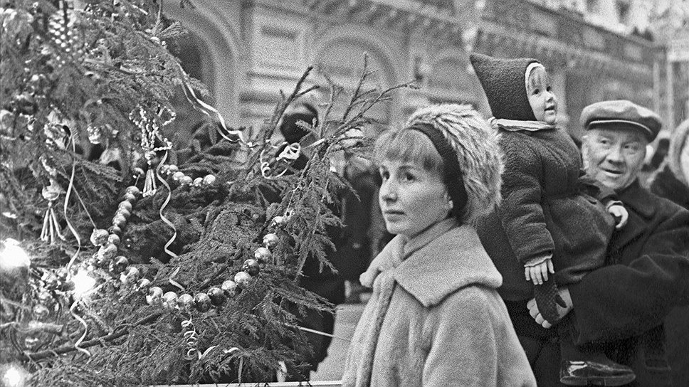 Новогодние ярмарки в ГУМе — важная часть атмосферы праздника. С советских времен сюда спешили, чтобы ощутить ее и показать себя