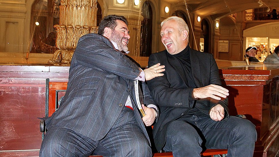 2005 год. Михаил Куснирович и модельер Жан-Поль Готье встретились в ГУМе у фонтана