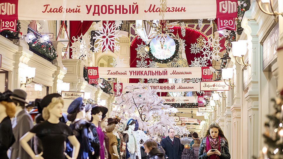 Выставка из коллекции Александра Васильева "120 лет ГУМовской моды" — это такая новогодняя машина времени