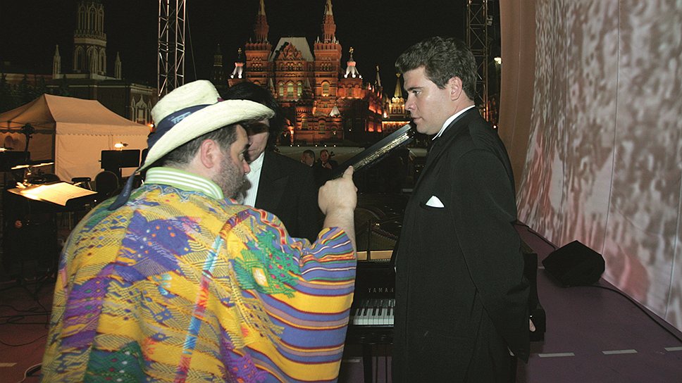 2006 год. Заливка катка. Михаил Куснирович с хоккейными звездами — Игорем Ларионовым и Скотти Боуменом