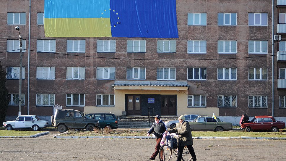 Флаг ЕС на общежитии профессионального лицея в Раве-Русской  