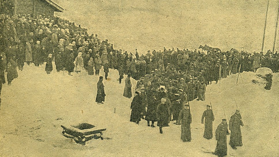 Дом в Горках, где скончался Ленин. Внизу: крестьяне Горок и траурная процессия  