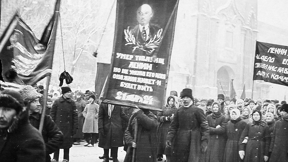 На улицах Москвы траурные митинги. Делегации спешат засвидетельствовать скорбь  