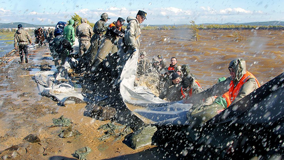 Ольга Чумаченко. Защитники Комсомольска-на-Амуре. Защитная дамба во время паводка возле Комсомольска-на-Амуре