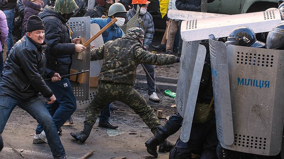 Еще недавно основным оружием защитников Майдана был булыжник и строительные материалы