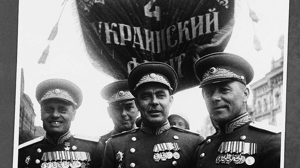 Командование 4-го Украинского фронта, 1945-й. Оорганизатор и вдохновитель компартии Закарпатской Украины Леонид Брежнев уже генерал 