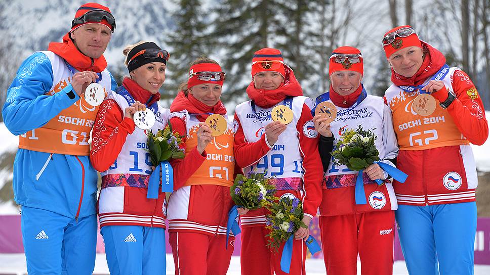 Призеры лыжной гонки на 5 км в классе B 1-3 (слабовидящие) среди женщин. Слева направо: ведущий Алексей Иванов и Михалина Лысова (Россия) — серебро, ведущий Наталья Якимова и Елена Ремизова (Россия) — золото, ведущий Татьяна Мальцева и Юлия Будалеева (Россия) — бронза