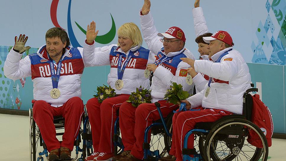 Члены сборной РФ — Марат Романов, Оксана Слесаренко, Андрей Смирнов, Светлана Пахомова, Александр Шевченко — завоевали серебро в соревнованиях по керлингу на колясках