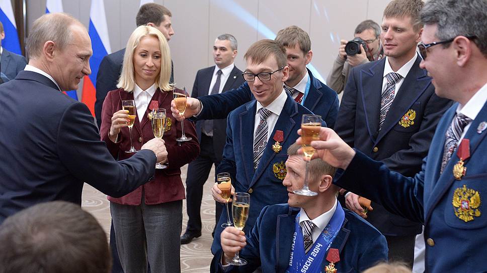 Владимир Путин поздравляет наших чемпионов. Слева — паралимпийская чемпионка среди женщин в соревнованиях по биатлону Михалина Лысова, второй справа — шестикратный паралимпийский чемпион в биатлоне и лыжных гонках Роман Петушков