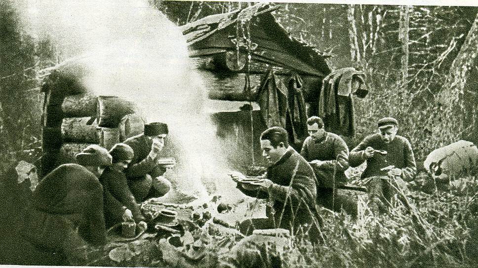 Лагерь изыскателей в таежных зарослях Сихотэ-Алиня (здесь пройдет БАМ). 1949 год