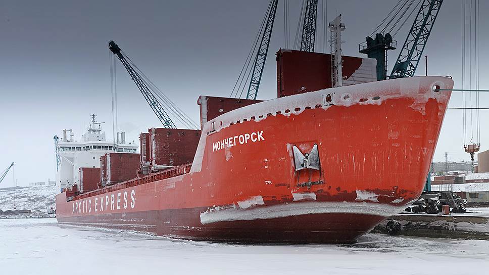 Суда ледокольного типа снабжают город по Северному морскому пути