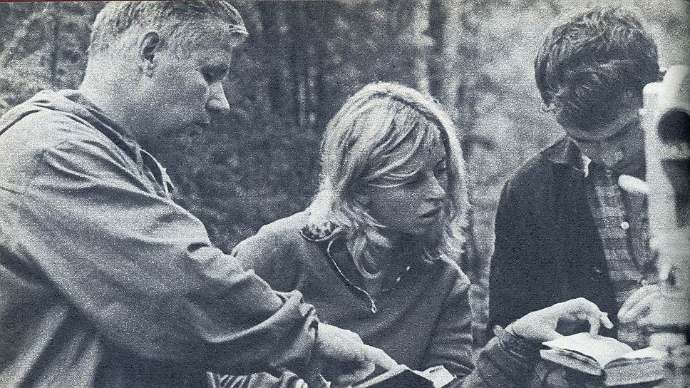 Молодые специалисты ведут расчет маршрута, 1974 год 