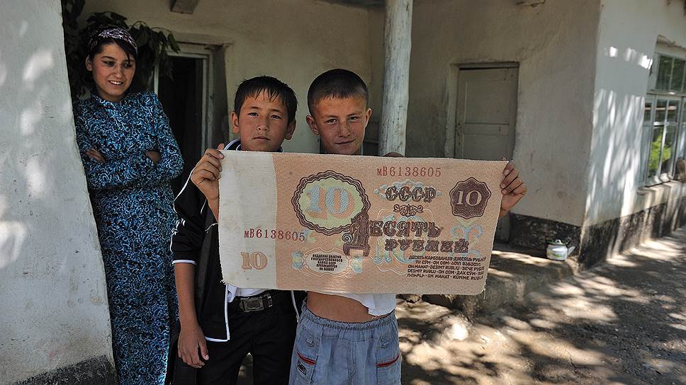 Времена изменились и рубли уже не деньги, а сувенир. Главная же валюта в кишлаке — "дарза". Прокат тележки для перевозки листьев и веток обойдется в 50 охапок на весь срок. А за участие в сортировке и очистке коконов каждая помощница получит, кроме обеда, две-три "дарзы"  