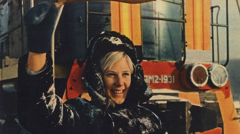 Лариса Садкова на станции Лена-Восточная "дает зеленый", 1976 год