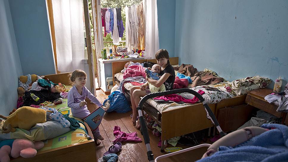 31 ребенок был эвакуирован из Славянска в небольшой городок Снежное, в 80 километрах на восток от Донецка