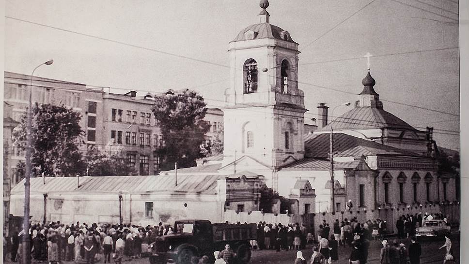Фотография Преображенской площади перед сносом храма в июле 1964-го. Видны забор, которым его огородили перед взрывом, и верующие, окружившие храм