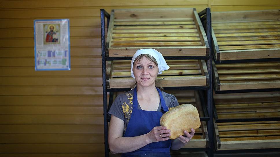 Помоздино, село на правом берегу Вычегды, в устье реки Помос, считается большим. Тут есть школа, участковая больница и несколько магазинов