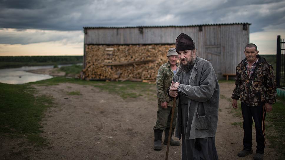 Отец Тито жалуется: "Прихожан мало, некому церковь восстанавливать, в мужиках местных не осталось веры"