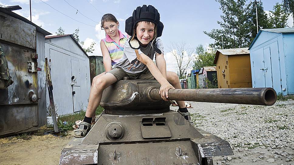 "Сначала я делал маленькие танки сыну, теперь — внукам".  