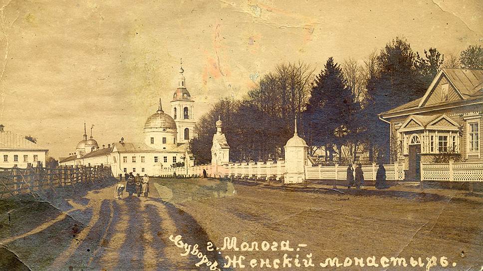 Афанасьевский монастырь в Мологе, основанный в XV веке. После затопления его полуразрушенные храмы и здания оставались над водной гладью; теперь их нет — льды и волны все сокрушили  