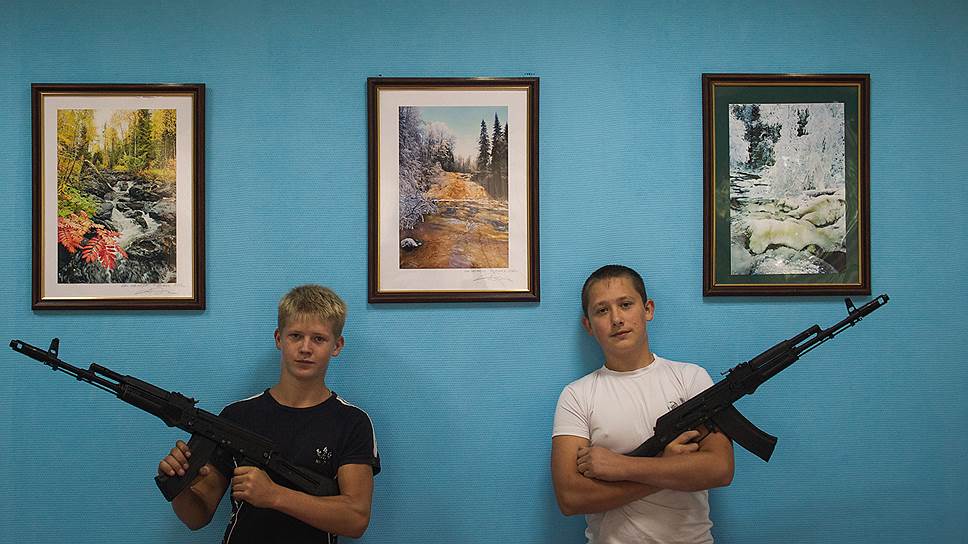 Старшеклассники не могут наиграться с макетами Калашниковых 