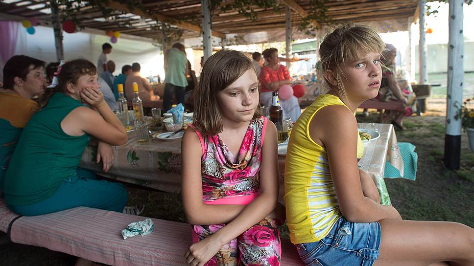 Гуляют в Затоне с утра и до ночи. За это время происходит несколько перемен блюд и несколько танцевальных марафонов