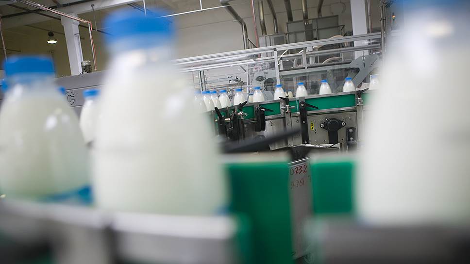 Закупочная цена молока — от 15 до 20 рублей за литр. А продукция, расфасованная в бутылочки, куда дороже