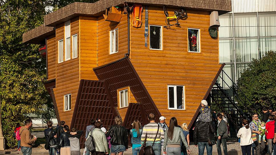 "Дом-перевертыш" — интерактивный аттракцион ВДНХ. Его аналоги есть в Европе, Америке и Азии. Наиболее известные из них возведены в Японии, в городе Мацумото  