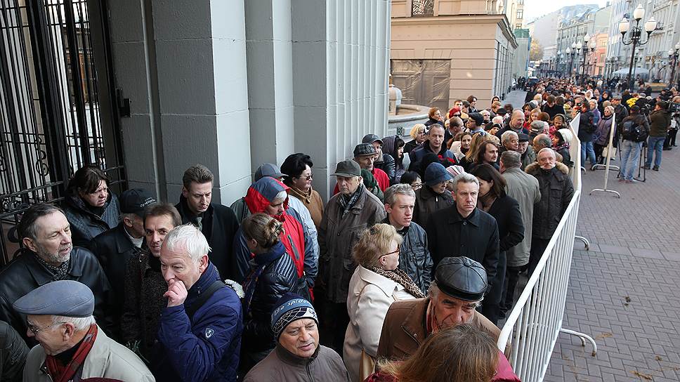 Поколение Таганки пришло отдать дань своему мастеру (на фото — во время прощания с Любимовым) 