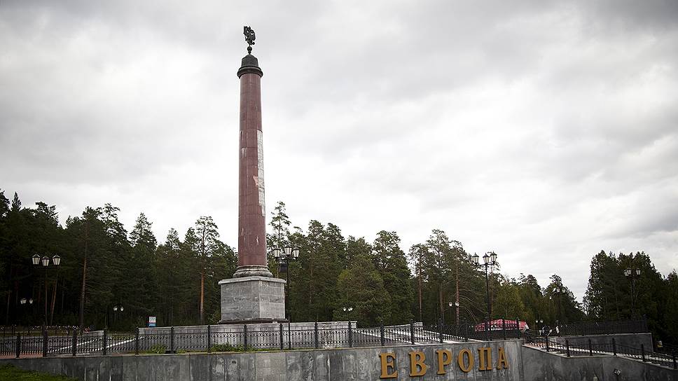 В Первоуральске пограничные знаки существуют с позапрошлого века. Их сейчас два: на старой дороге и на новой  