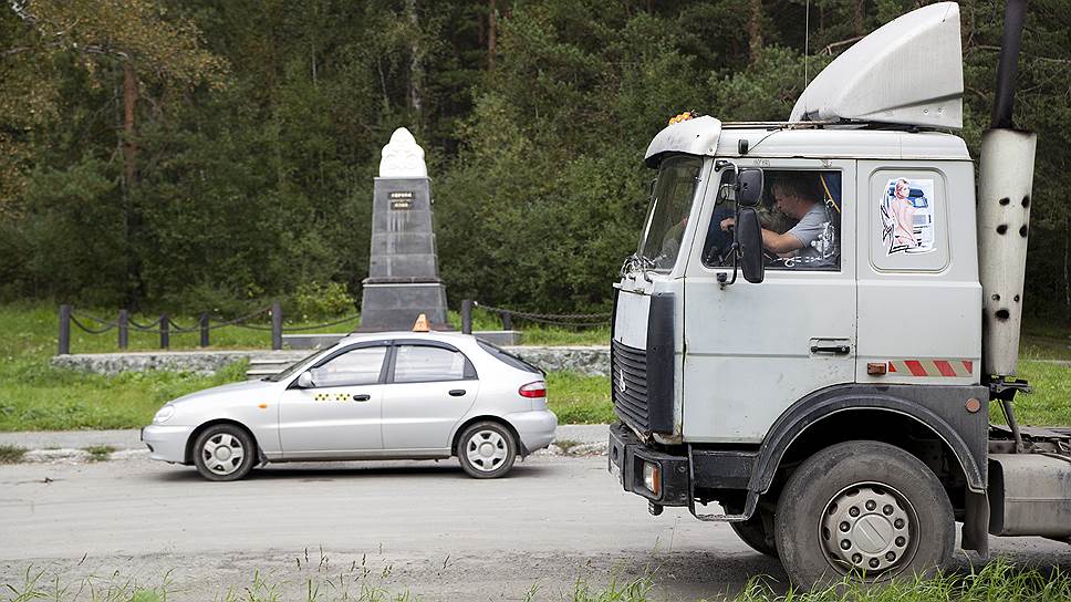 В Первоуральске пограничные знаки существуют с позапрошлого века. Их сейчас два: на старой дороге и на новой  