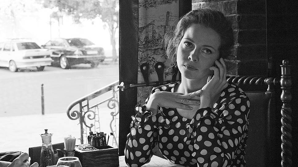 Супруга героя (Екатерина Гусева) выступает посредником между бизнесом и властью 