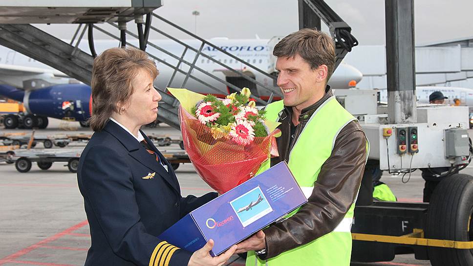 Елена Новичкова первой из женщин стала капитаном в отряде А-320. На фото: после первого рейса в качестве КВС ее поздравляет командир летного отряда Александр Кравченко 