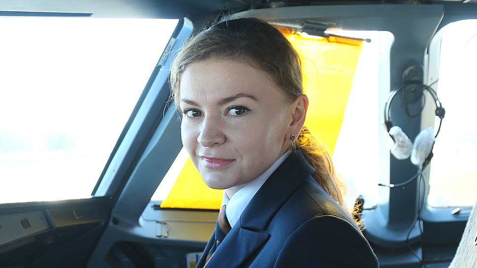 Анна Гривцова и Полина Зиновкина — молодое и красивое пополнение пилотов "ДонАвиа"  