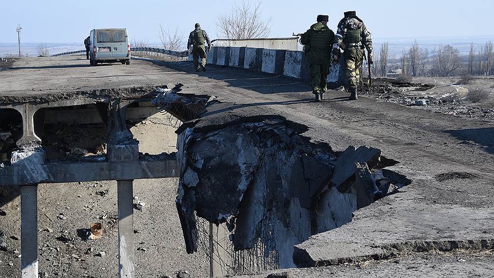 Поврежденный в ходе боевых действий мост: раньше такое мы видели только в кино  