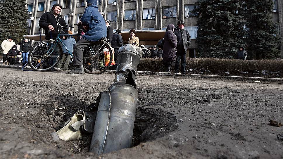 Снаряд от "Града" на одной из улиц города напоминает, что линия фронта проходила здесь совсем недавно 