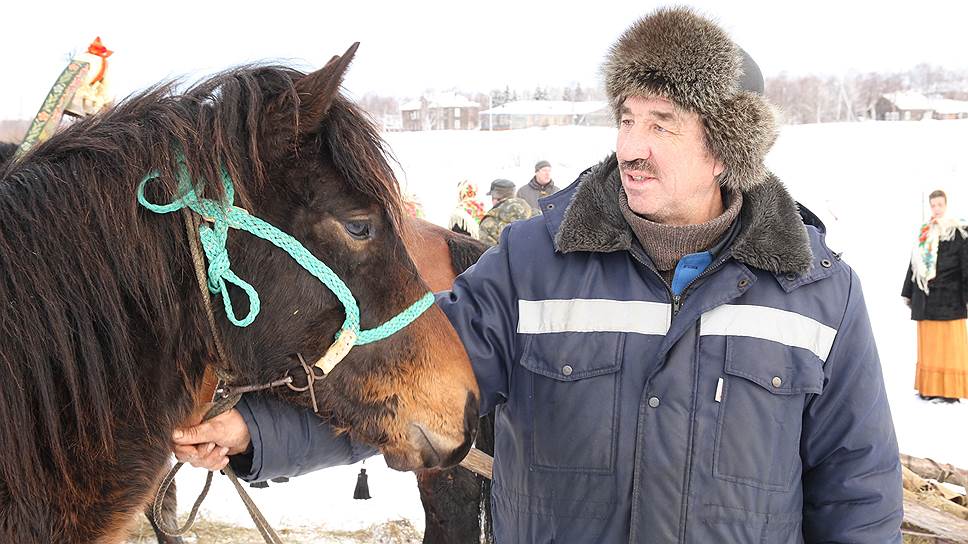 Олег Широкий, заведующий сельхозпроизводством рыбколхоза "Север". Именно там организована геноферма мезенской породы, а кроме того, мезенок в колхозе активно используют зимой для вывоза сена  