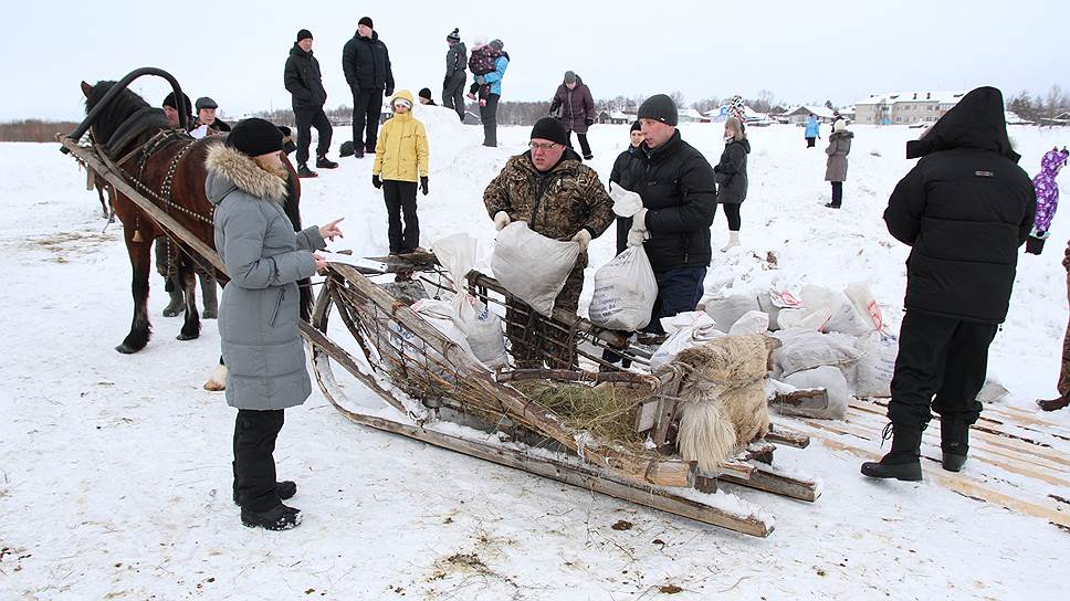 50-килограммовые мешки с речным песком позволяют дать лошади должную нагрузку. Тут разработано специальное рабочее троеборье: шаг с грузом 1,2 т на 2 км, шаг по снежной целине на 500 м с грузом 400 кг и 15 км рысью с грузом 500 кг  