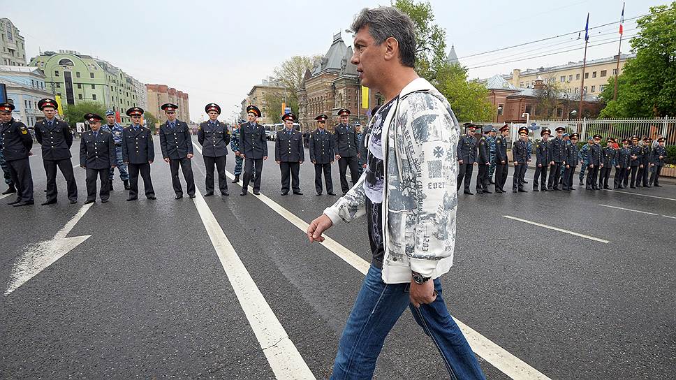 Борис Немцов во время акции оппозиции "Марш миллионов" 