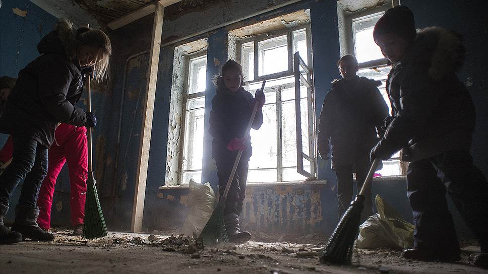 Многие друзья Бориса взяли на субботник своих детей  