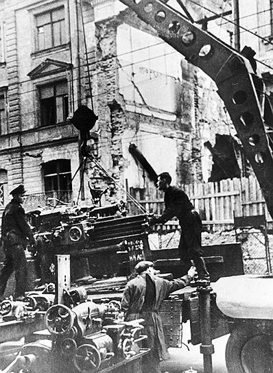 Эвакуация оборудования завода "Геологоразведка" из Ленинграда. 1941 год  